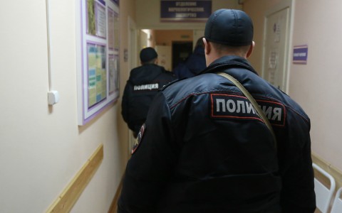 На кировском вокзале полицейские задержали неадекватного 17-летнего подростка с наркотиками