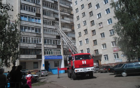 В Кирове на Лепсе горела квартира: 16 жильцов дома эвакуировали, а хозяина квартиры увезли в больницу