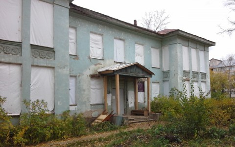 В заброшенной библиотеке Нововятска нашли тело молодого мужчины: не исключено самоубийство