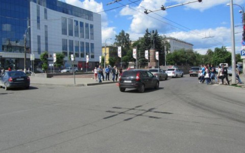 В Кирове у ЦУМа автомобиль сбил 28-летнюю девушку