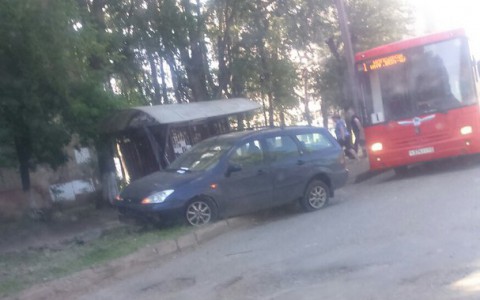 На улице Кольцова водитель Ford влетел в остановку и сбежал с места ДТП