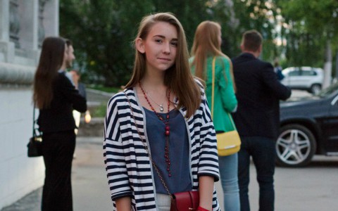 Мода улиц: девушка с красной сумкой и в полосатом кардигане