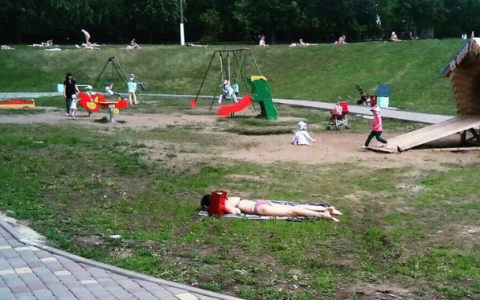 Четверг в Кирове: балкон-одиночка, время букетов и пляж на детской площадке