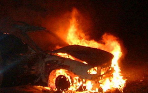 В Кировской области молодой парень и подросток угнали авто и подожгли его в поле