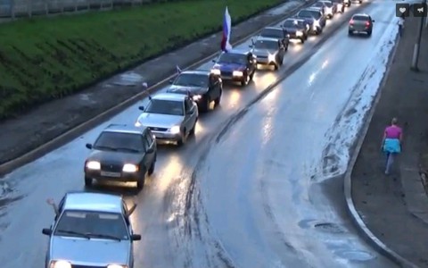 Автомобилисты из Котельнича проехали колонной из 50 машин, чтобы поддержать российских футболистов
