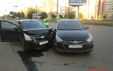 На улице Московской столкнулись две иномарки: пострадала 23-летняя девушка