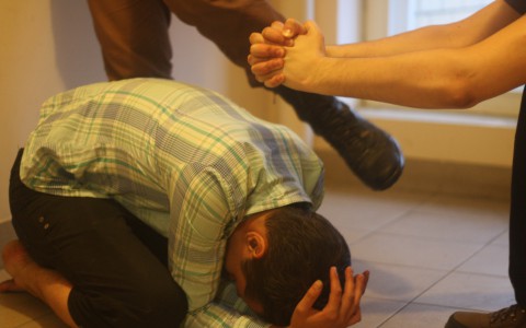 В Кирове полицейские избили задержанного, чтобы тот признался в убийстве