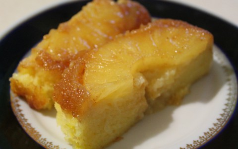 Десерт дня: пирог с ананасами и карамельной глазурью