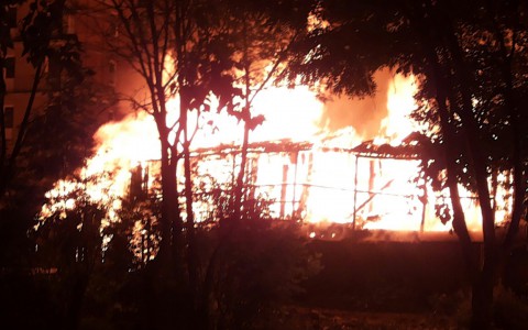 Пожар в Коминтерне: полыхало так, что в строящемся рядом доме треснули окна до 4 этажа