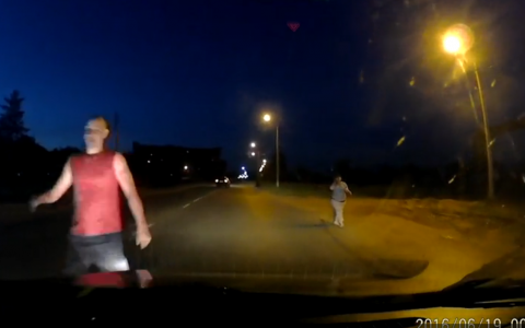 На трассе под Кировом неадекватный мужчина вышел на середину проезжей части и налетел на машину