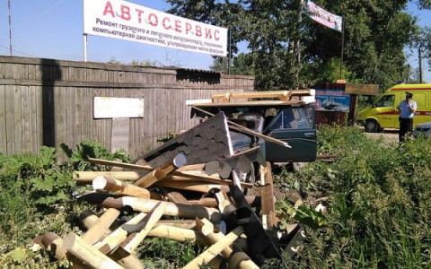 В Кирове "Нива" вылетела в кювет и снесла сруб