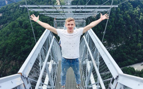 Кировчанин прыгнул с самого длинного пешеходного моста в мире высотой с 70-этажный дом