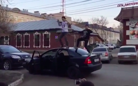 Видео: в Кирове молодые люди станцевали на крыше автомобиля