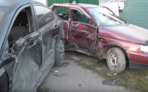 В Кирове пьяный 17-летний студент на "десятке" врезался в припаркованное авто: трое в больнице