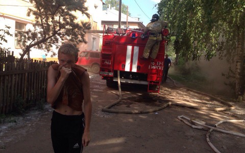 На Шинников загорелись сараи: люди задыхаются от дыма