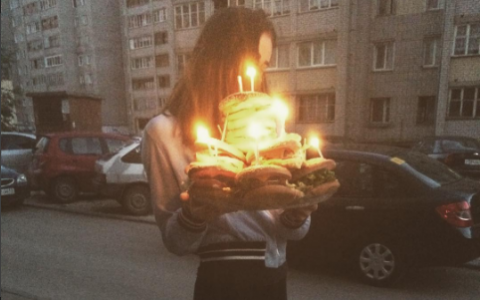 Вторник в Кирове: торт из данаров, верблюды в парке и сон на пляже