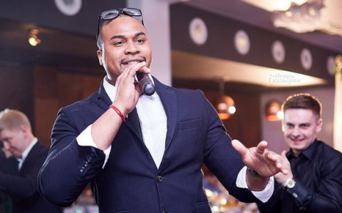 Сегодня вокальный концерт Ролдана Моралеса (Куба) в РЦ NEON