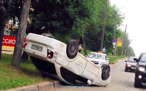 На Сурикова перевернулась Chevrolet: за рулем была пьяная 17-летняя девушка