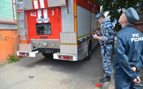 В центре Кирова малыш чуть не выпал из окна на пятом этаже: мальчика оставили дома одного
