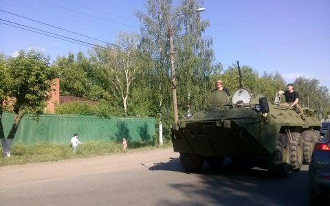 Двое молодых людей ездили по Нововятску на БТР