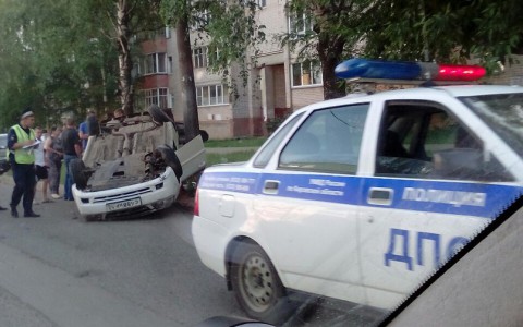 На Сурикова перевернулся Chevrolet: пьяная девушка угнала машину, чтобы покататься с подружками