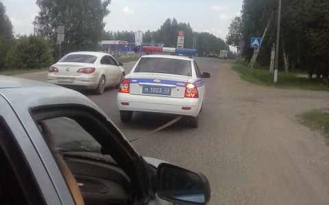 В Кирове сотрудники ДПС помогли водителю, у которого закончился бензин