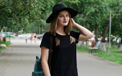 Мода улиц: визажист в полосатых лосинах и с зеленым рюкзаком