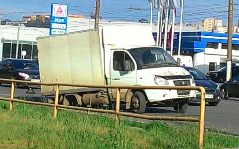 На улице Московской у «Газели» лопнуло колесо: образовалась пробка