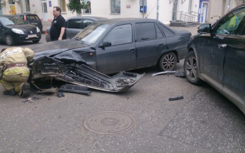 В центре Кирова Hyundai не пропустил Daewoo: авто получили серьезные повреждения