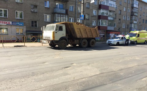 На Красина КамАЗ сбил 18-летнюю девушку