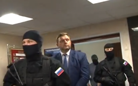 Никиту Белых доставили в изолятор временного содержания