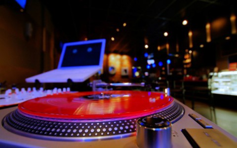 Хэй, DJ! Хэй, патимэйкер! Собирайся на большую вечеринку!