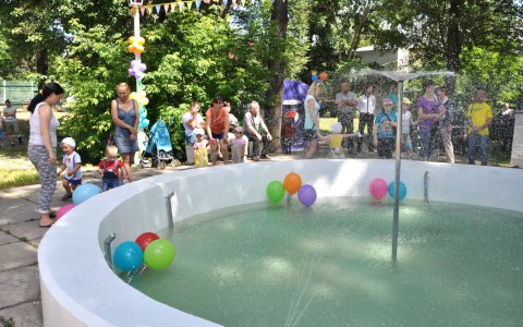 Кинотеатр «Октябрь» своими силами восстановил фонтан в сквере имени Горького