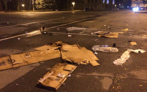 Последствия праздничных выходных: на Театральной площади образовалась свалка