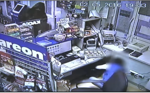 Видео: в Кирове мужчина напал на сотрудницу АЗС и похитил 130 000 рублей