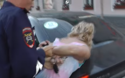В Кирове задержали пьяную медицинскую работницу за рулем Ford: женщина и ее подруги устроили скандал