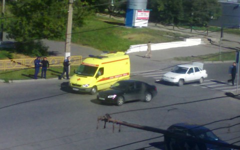 На Октябрьском проспекте ВАЗ сбил пешехода: пострадавшая находится в реанимации