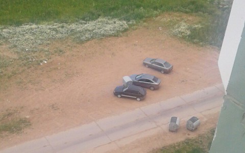 В Чистых прудах мусорный контейнер унесло ветром на припаркованные авто