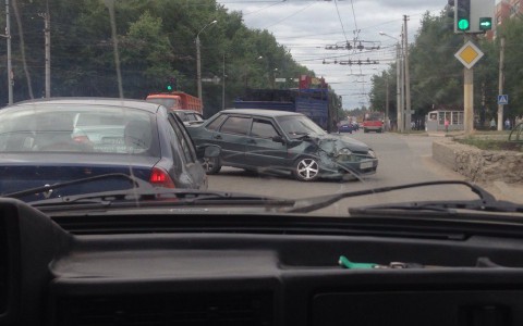 В юго-западном районе ВАЗ не уступил дорогу лесовозу: образовалась километровая пробка