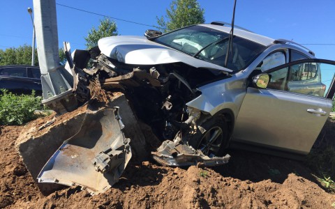 В Кирове Toyota RAV4 влетела в столб: водителя иномарки экстренно доставили в больницу