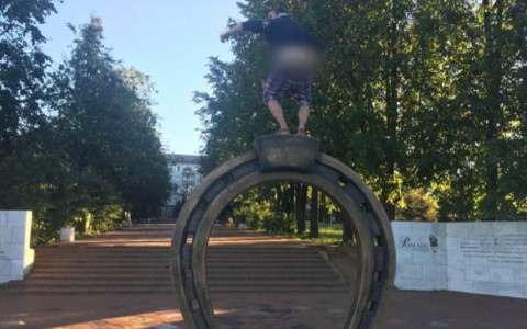 Кировчанка хочет познакомиться с хулиганом, который забрался на «Подкову счастья» и снял штаны