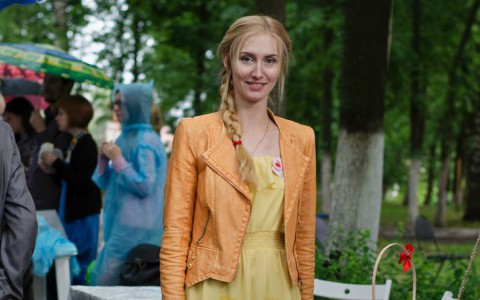 Мода улиц: молодая мама в оранжевой куртке и платье в пол