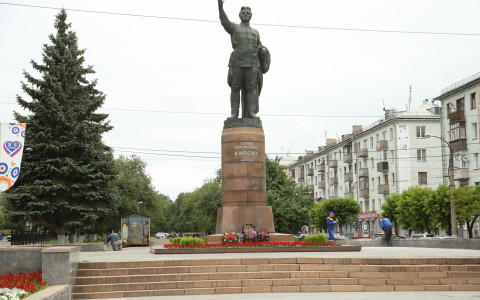 У памятника Кирову на Октябрьском проспекте отремонтируют бордюры