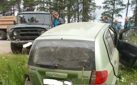 В Кировской области столкнулись КамАЗ, УАЗ и Hyundai: от удара иномарка вылетела в кювет