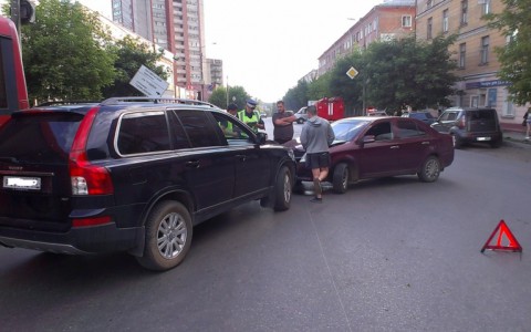 На Лепсе лоб в лоб столкнулись две иномарки: на месте ДТП работали спасатели