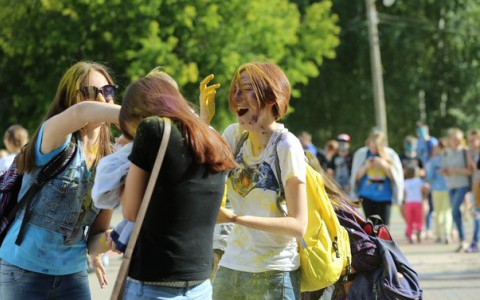 Фоторепортаж: в парке имени Кирова прошел фестиваль красок Холи