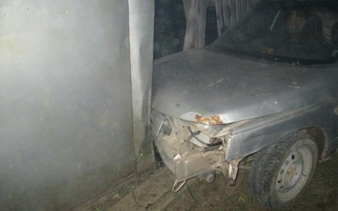 В Кировской области пьяный водитель-бесправник врезался в гараж