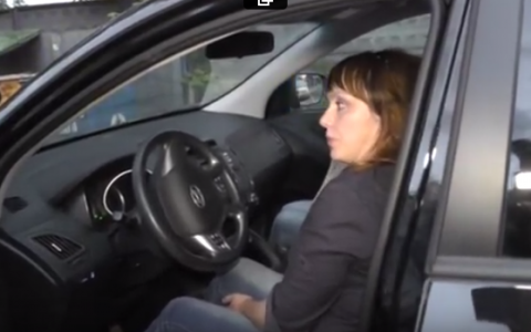 В Кирове задержали пьяную девушку за рулем иномарки: ее подруги на камеру обсудили арест Никиты Белых