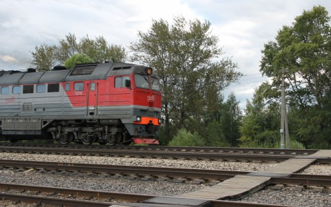 В Кировской области двое мужчин едва не погибли под колесами поезда