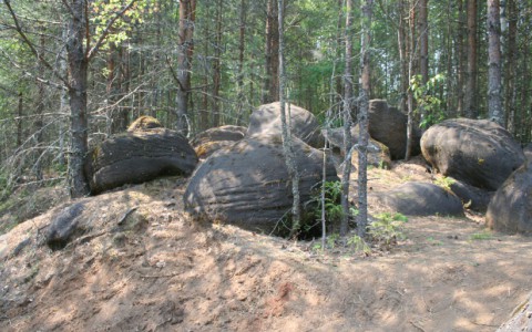 В Котельничском районе украли 10 огромных Жуковлянских валунов